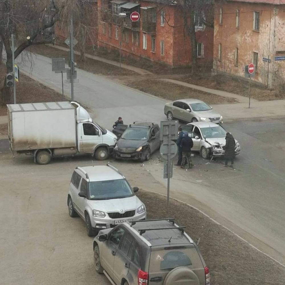 Две иномарки и «Газель» разбились в ДТП на перекрестке в Индустриальном районе Перми