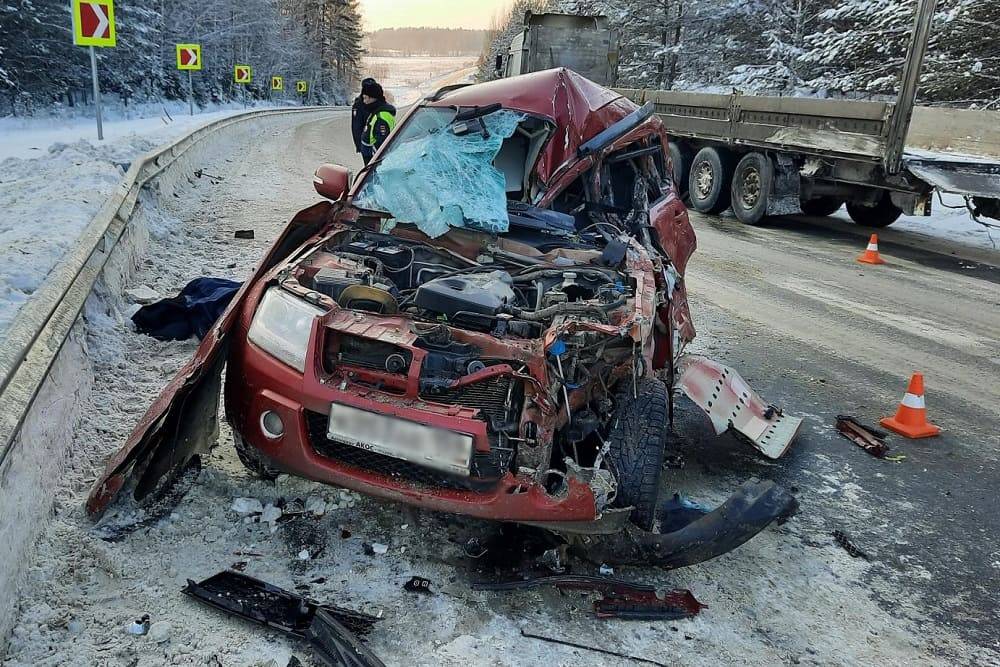 В Пермском крае в ДТП с грузовиком погиб водитель иномарки