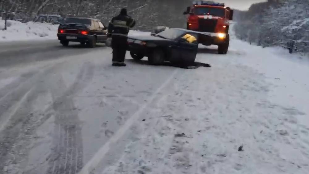 В результате ДТП в Пермском крае легковушку разорвало пополам