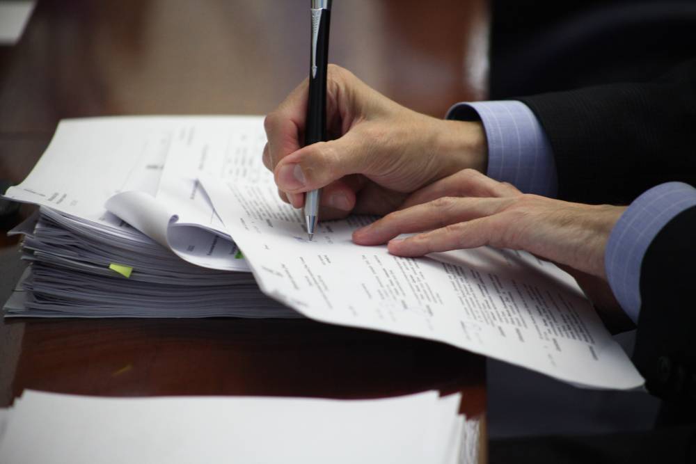 ​В Дзержинском районе Перми принудительно демонтируют вывески 