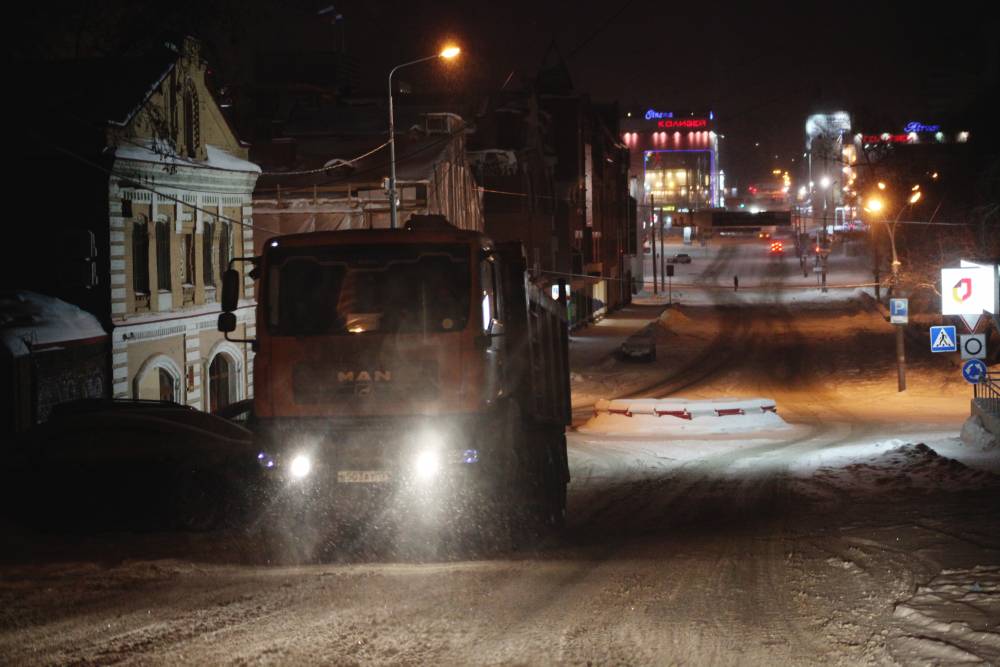 ​Редкий и опасный вид обледенения: на дорогах в Перми сформировался тонкий слой льда 