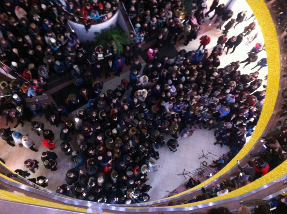 Более полутысячи человек пришли на бесплатный концерт Бориса Гребенщикова в ТРК «Семья» в Перми