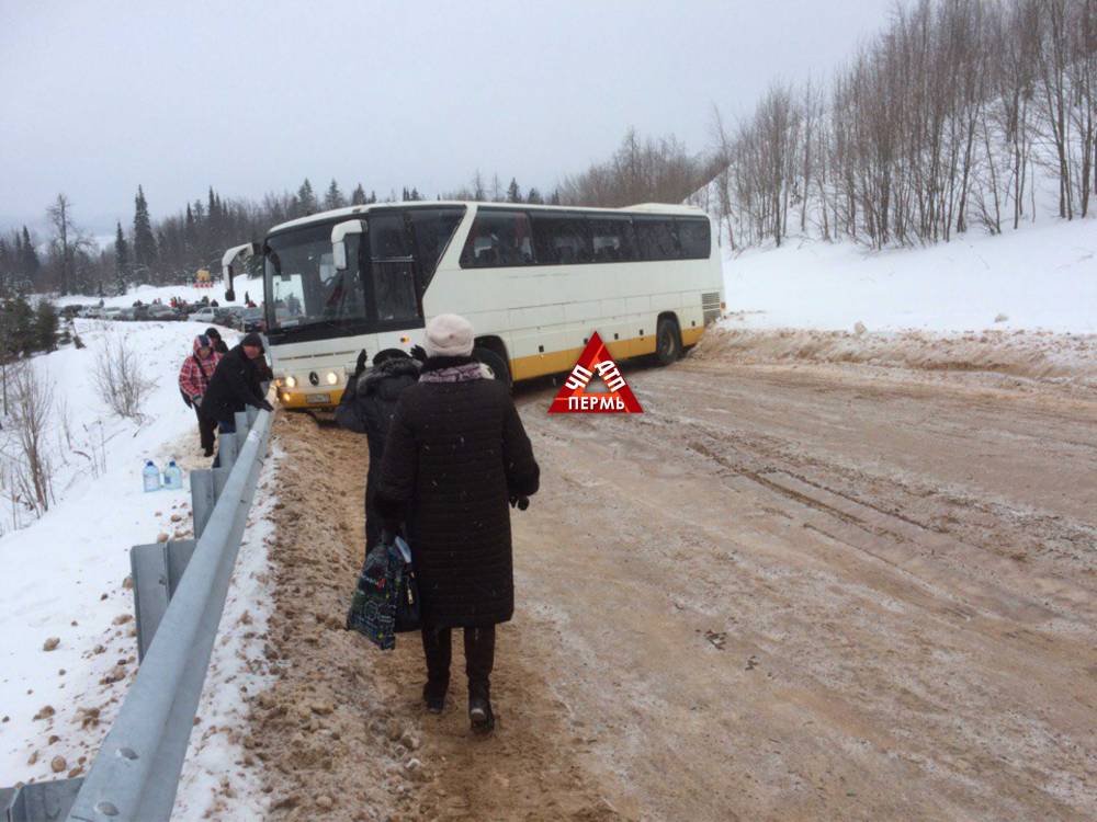 На подъезде к Белогорскому монастырю автобус перегородил дорогу