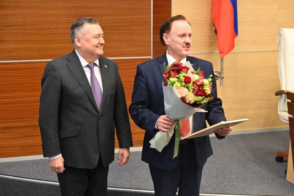 ​Валерий Сухих вручил Почетную грамоту коллективу детской музыкальной школы