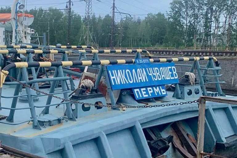 ​В Пермском крае судно с двумя баржами врезалось в шлюз 