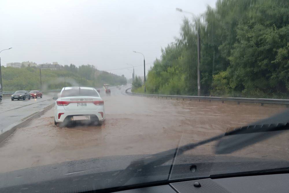 В Перми после сильного ливня затопило Чкаловскую дамбу