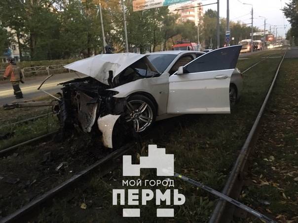 ​Соцсети: в Перми пьяный водитель на BMW уходил от ГИБДД и врезался в столб  