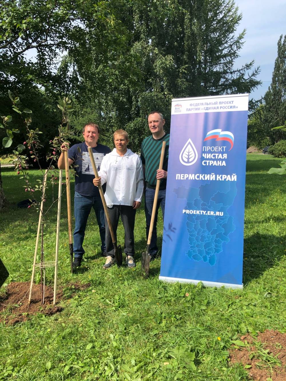 В честь 10-летия фонда «Обитаемый Урал» в Перми высадили липы и яблони