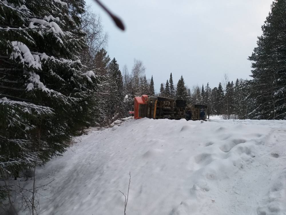 В Пермском крае трассу перегородил перевернувшийся лесовоз