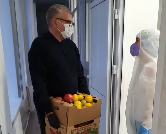 Игорь Сапко передал продуктовые наборы пермским врачам