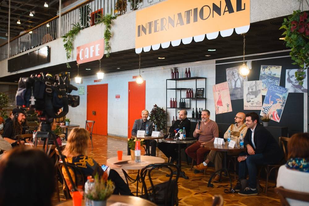 ​Новый мюзикл «Три товарища» (16+) в Театре-Театре представили пять единомышленников