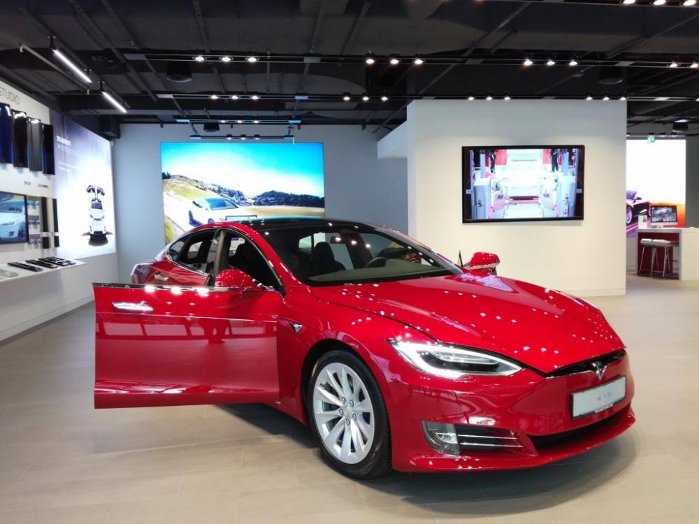 ​Tesla в городе. Интервью с пермяком, который ездит на электромобиле. Ему нравится