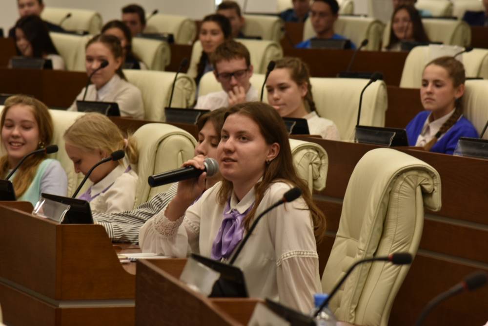 Председатель краевого парламента Валерий Сухих провел Парламентский урок для школьников