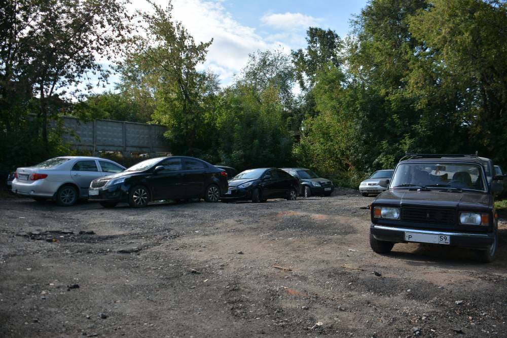 В Перми проходят рейды по пресечению парковки на газонах