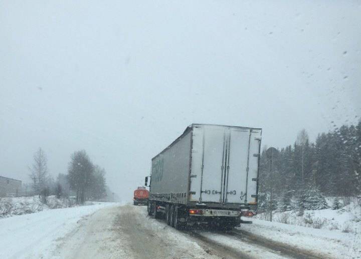 «Ледяные накаты под снежной кашей»: пермяки пожаловались в соцсети на заснеженные трассы
