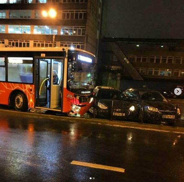 Около вокзала «Пермь II» автобус протаранил две машины