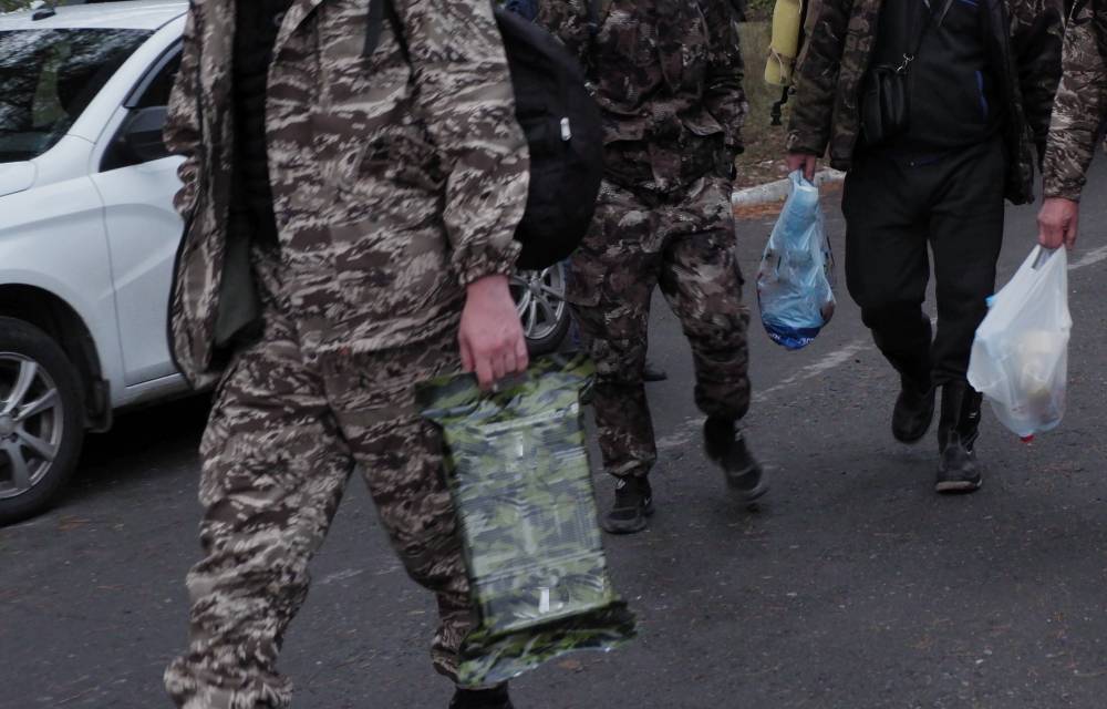 ​Жители сообщили о мужчинах с оружием в камуфляже на улице в Перми