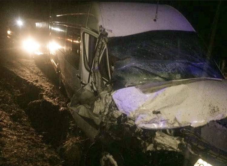 В Прикамье грузовик врезался в микроавтобус с пассажирами