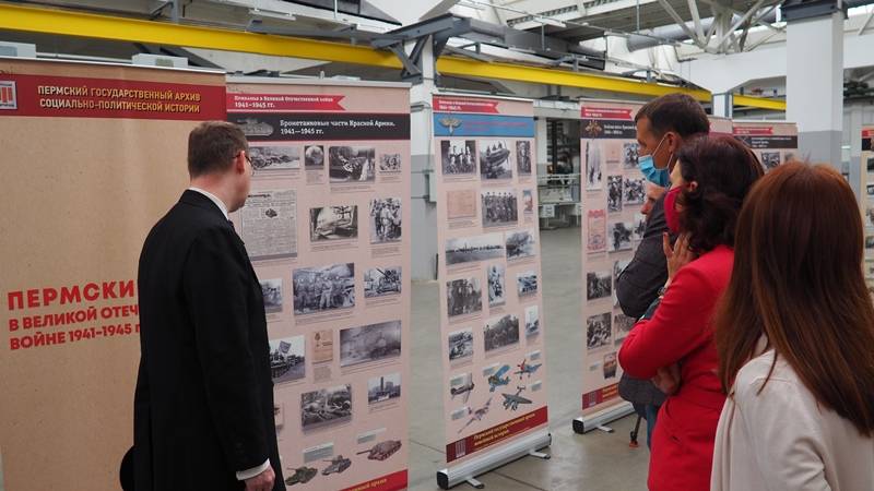 На «Пермских моторах» открылась выставка «Пермь – город трудовой доблести»