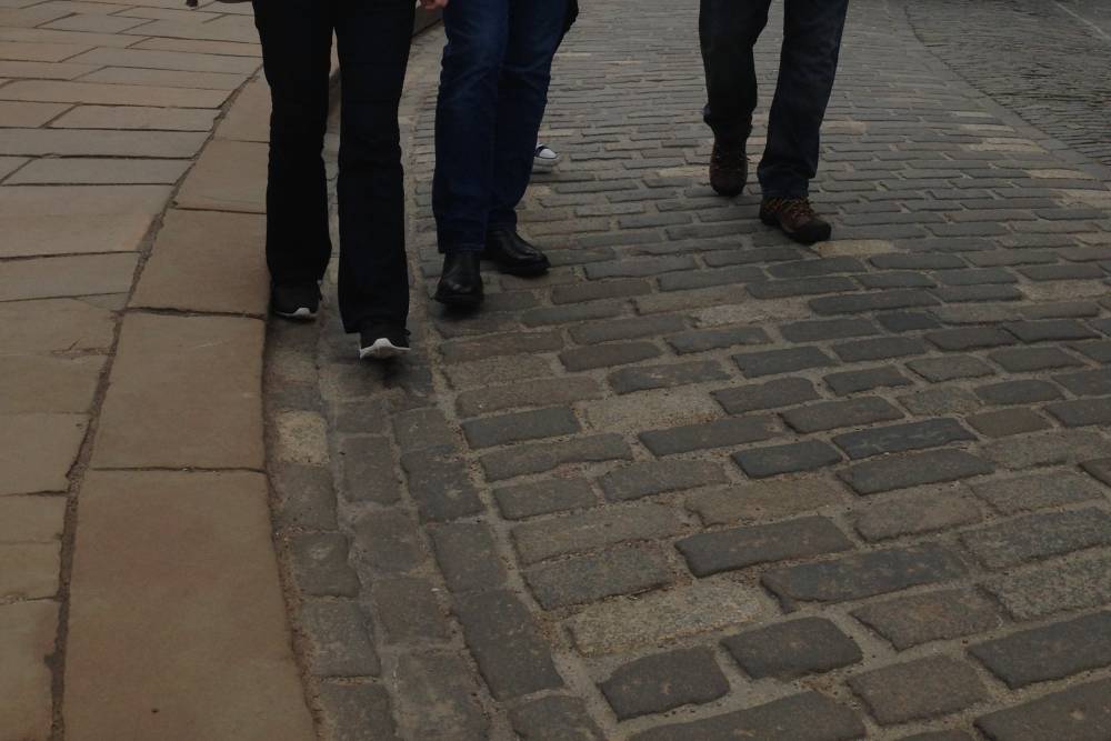 Под асфальтом на Комсомольском проспекте обнаружили историческую брусчатку