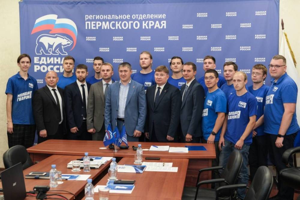 Дмитрий Махонин встретился с волонтерами,  вернувшимися из Северодонецка