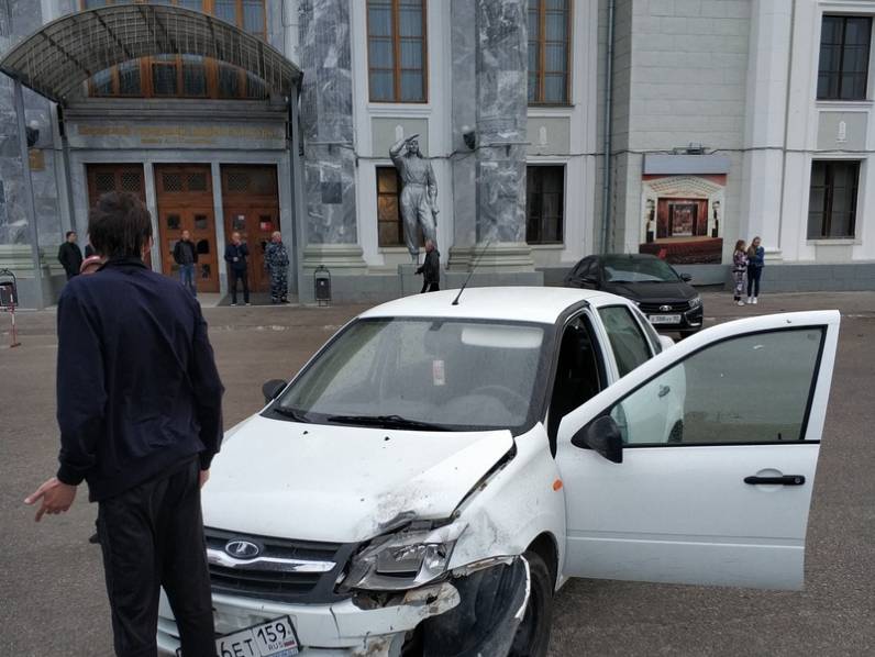 ​В Перми нетрезвый водитель въехал в припаркованный автомобиль​