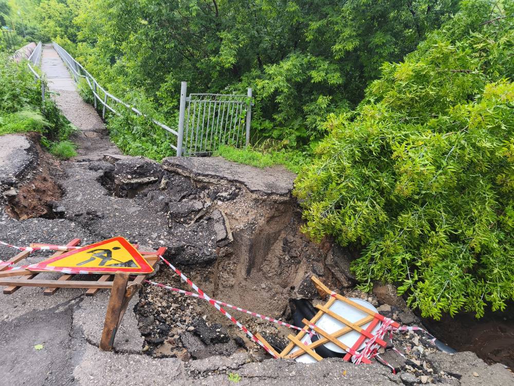 В Перми ливневые воды разрушили подход к мосту в Разгуляе