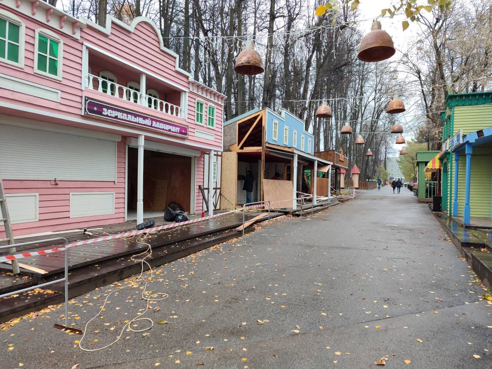 В Парке имени Горького демонтируют часть торговых павильонов