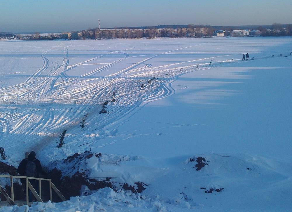 Проваливаемся по колено под лед, — жители поселка в Прикамье пожаловались на дорогу домой
