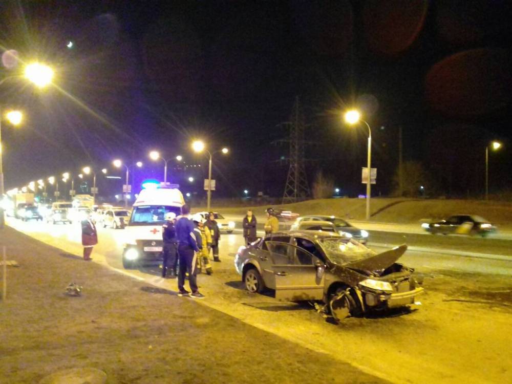ДТП в Перми: Renault Megane перекувыркнулся через крышу и врезался в «Ладу Приору»