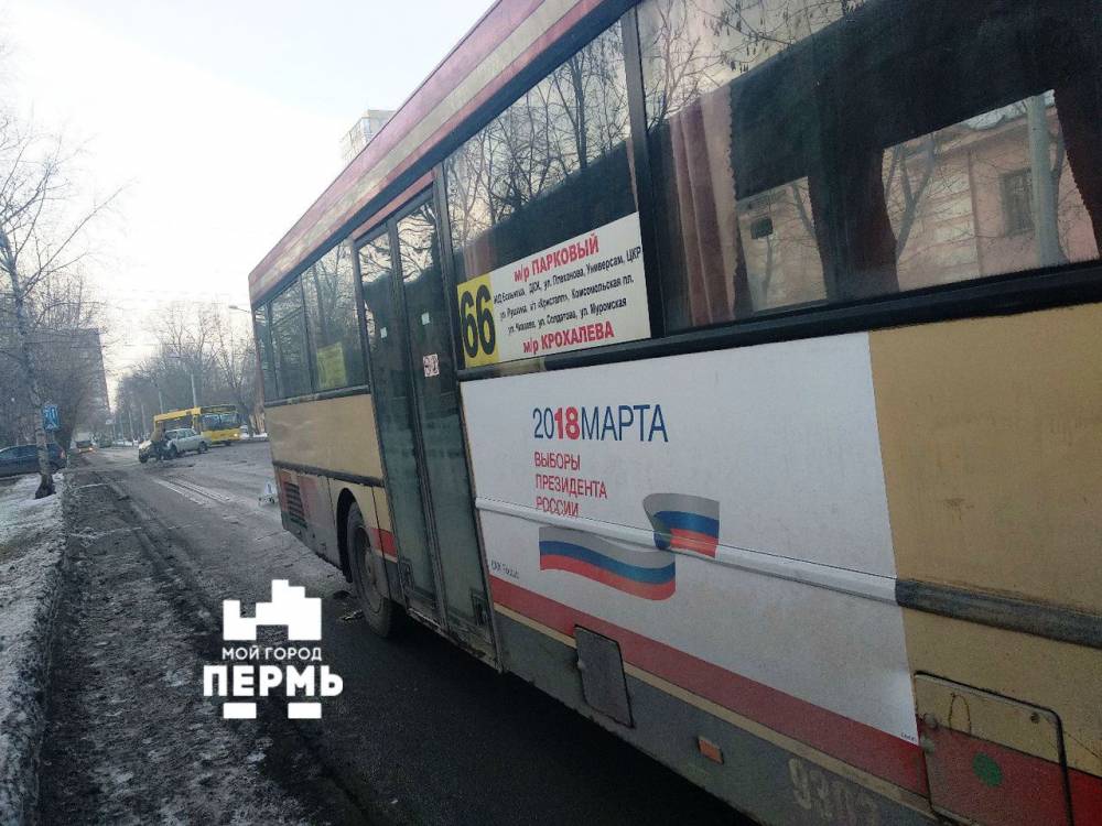 В Перми «Волга» на скорости врезалась в автобус с пассажирами