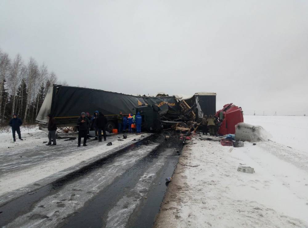 ​Часть трассы Пермь – Екатеринбург перекрыта из-за аварии с грузовиками