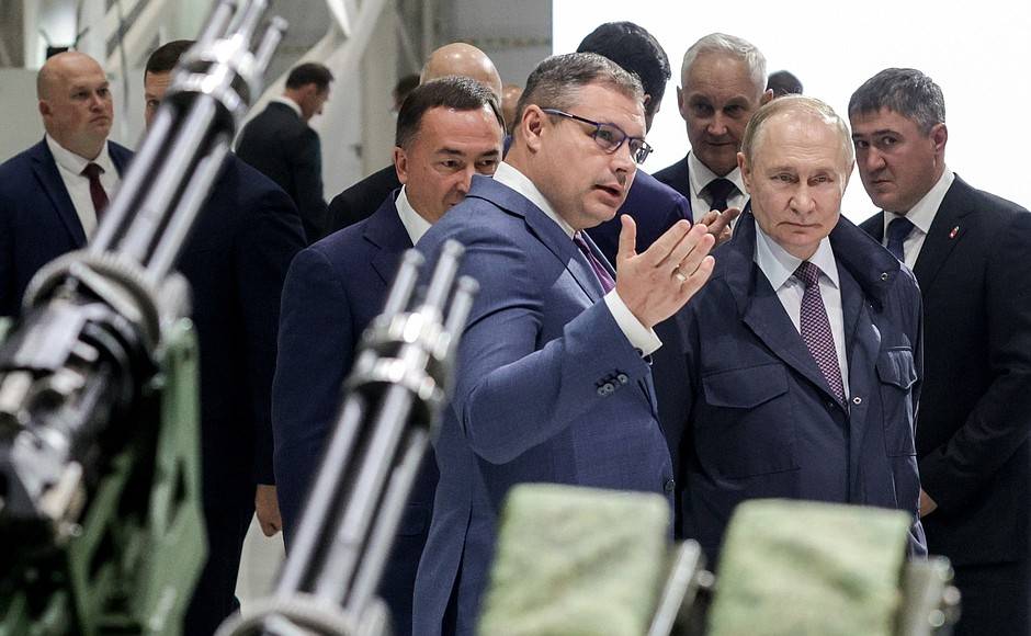 На «Мотовилихинских заводах» Владимиру Путину представили перспективные образцы военной техники