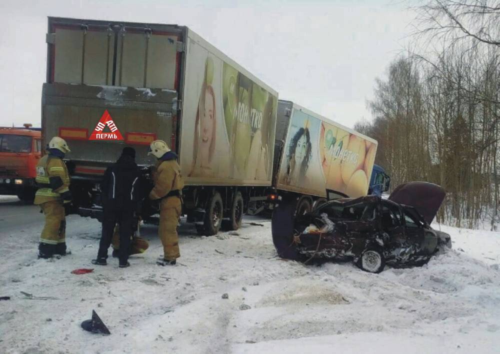 Погибла женщина-водитель: на трассе под Пермью столкнулись фура и «легковушка»