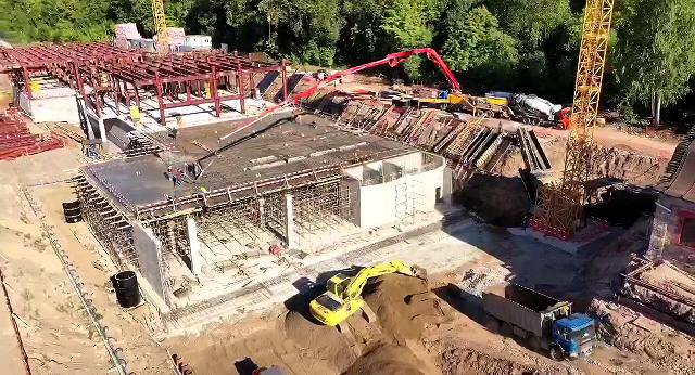 Строители монтируют металлоконструкции на площадке новой галереи в Перми 