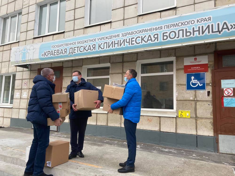 ​Игорь Сапко передал в Детскую краевую больницу средства индивидуальной защиты и витамины
