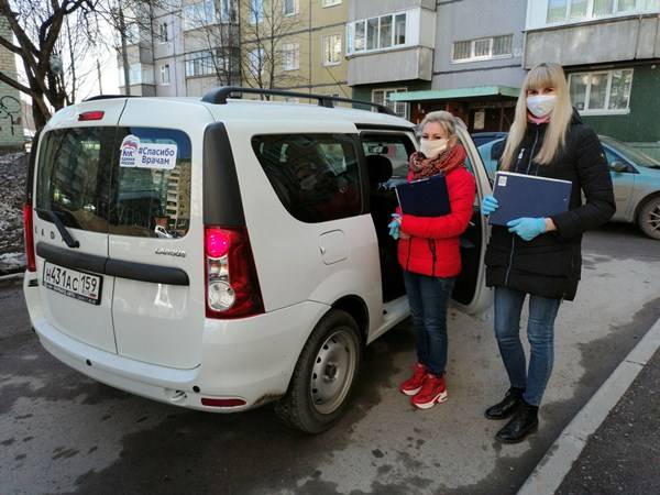 Волонтеры и социальные участковые выезжают к жителям Мотовилихи