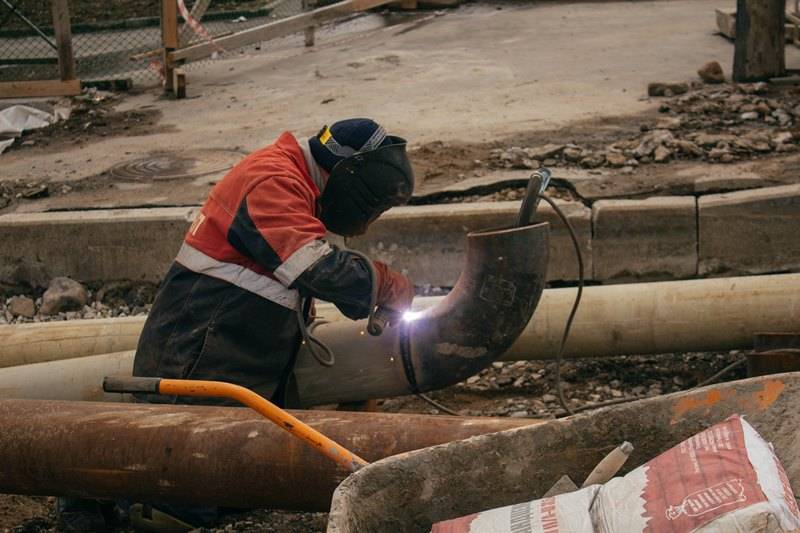 Энергетики «Пермской сетевой компании» ведут устранение дефекта на теплосети на ул. Пермская