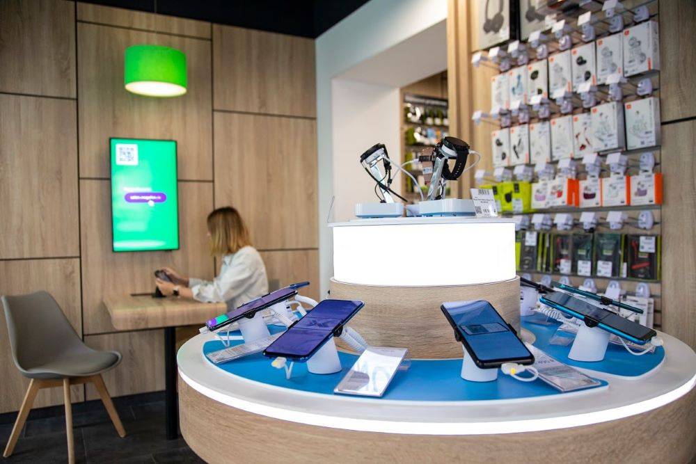 Сотрудник салона связи спас сбережения пермяков почти на полмиллиона рублей