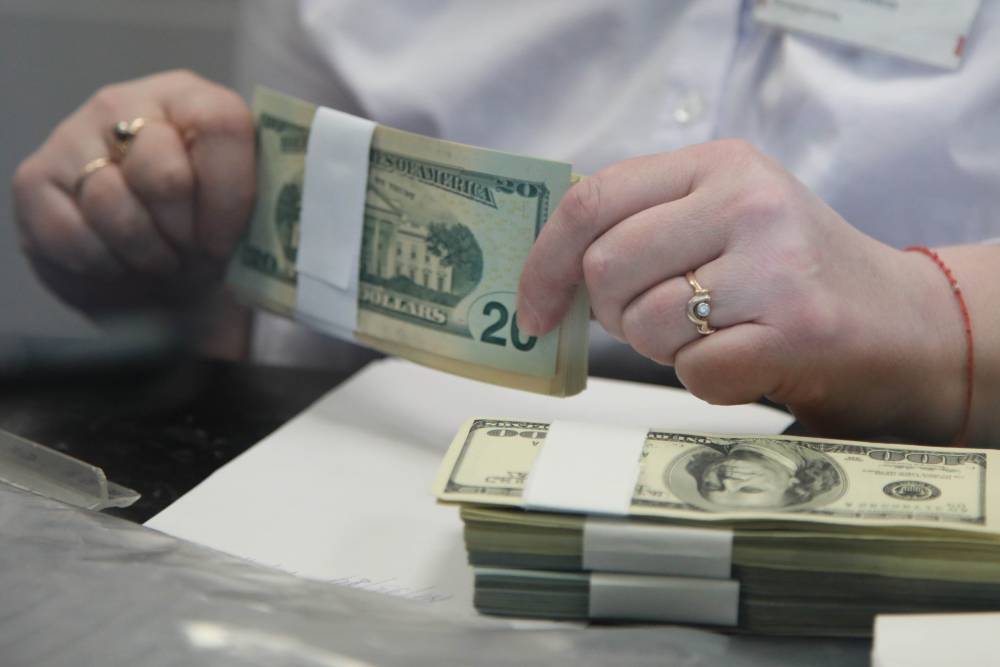 ​Банк России ограничил снятие наличной валюты со счетов и вкладов