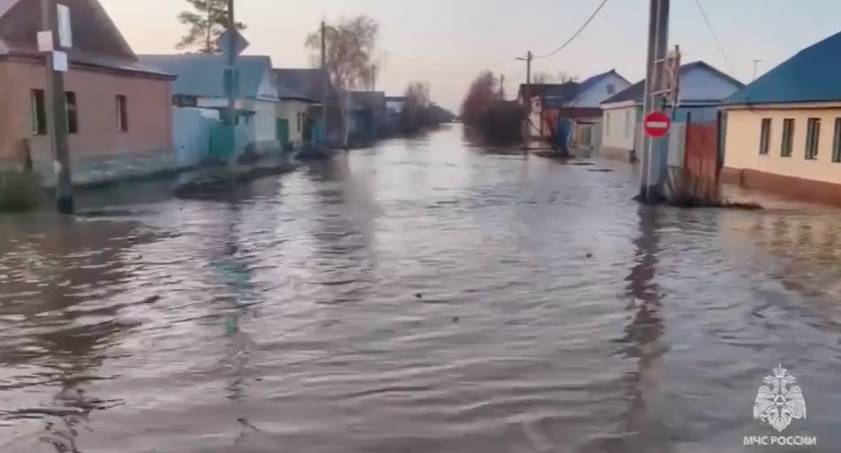 Спасатели Прикамья спасли почти 100 человек в затопленном Орске 