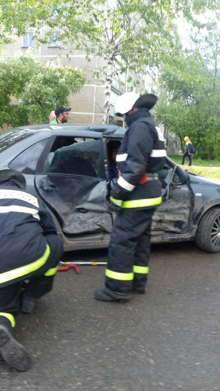 В Перми около нового зоопарка столкнулись два автомобиля