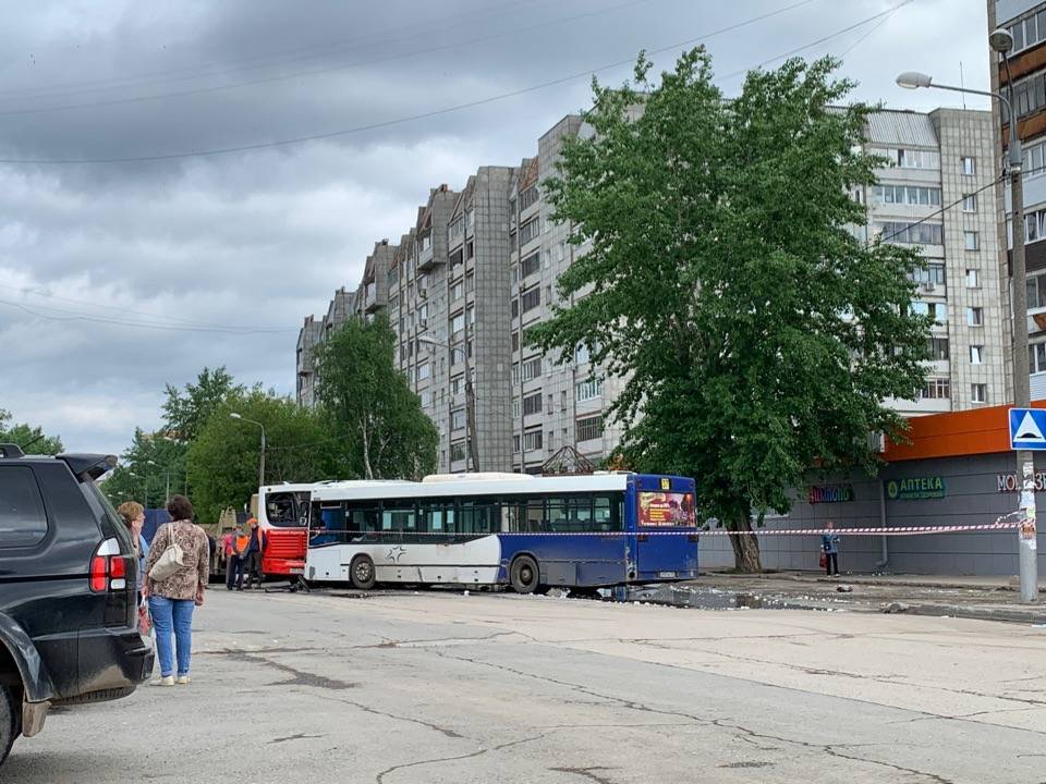 В результате столкновения автобусов в Перми пострадали шесть человек
