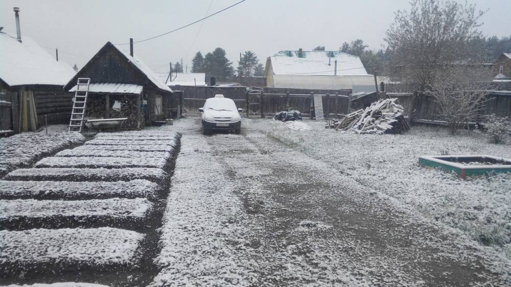 «​Наконец-то лето пришло...», – жители Прикамья поделились фотографиями снега