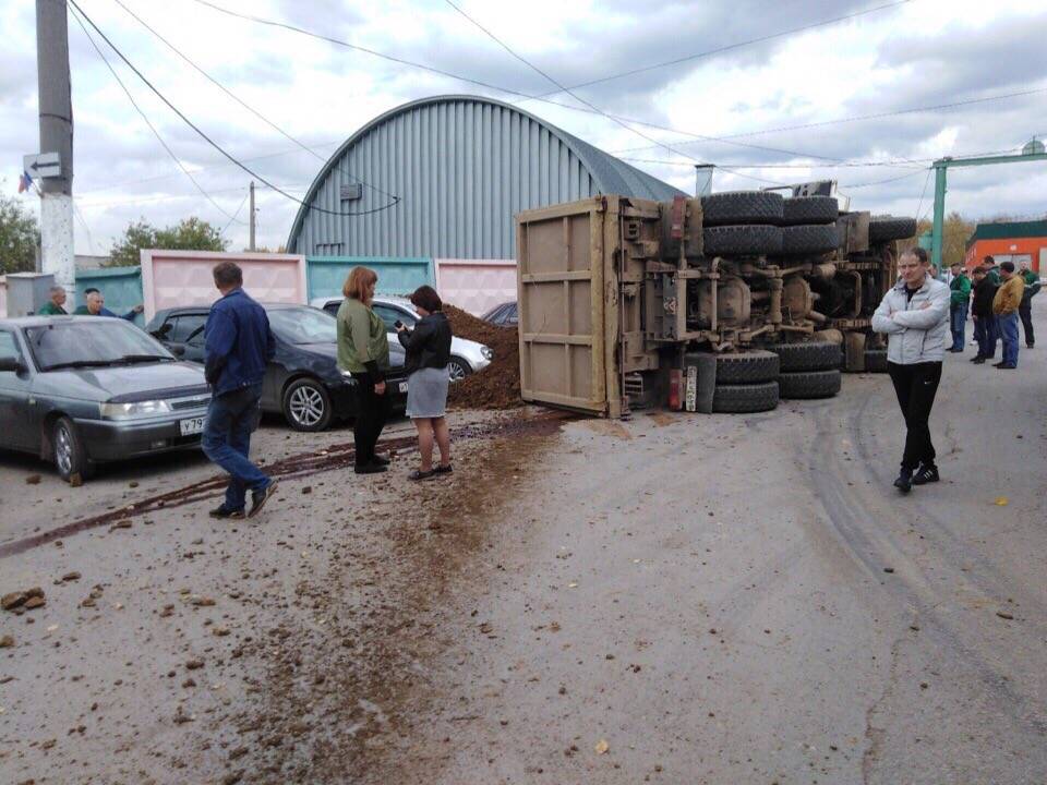 В Березниках грузовик перевернулся, уходя от столкновения с автобусом 