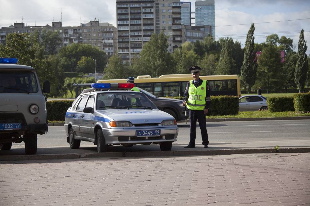 ​Соцсети: в Перми пьяный водитель на BMW уходил от ГИБДД и врезался в столб  