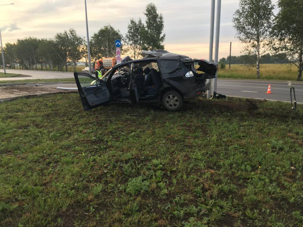 На дороге, ведущей из пермского аэропорта, разбился водитель иномарки