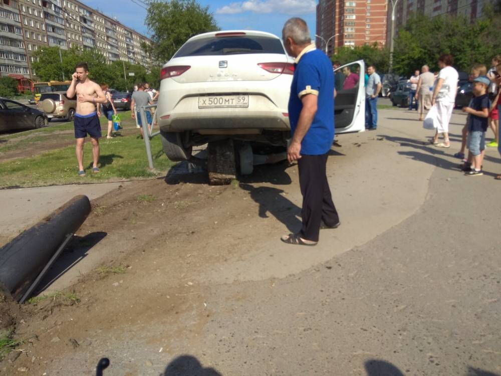 В Перми автомобиль сбил светофорный столб 