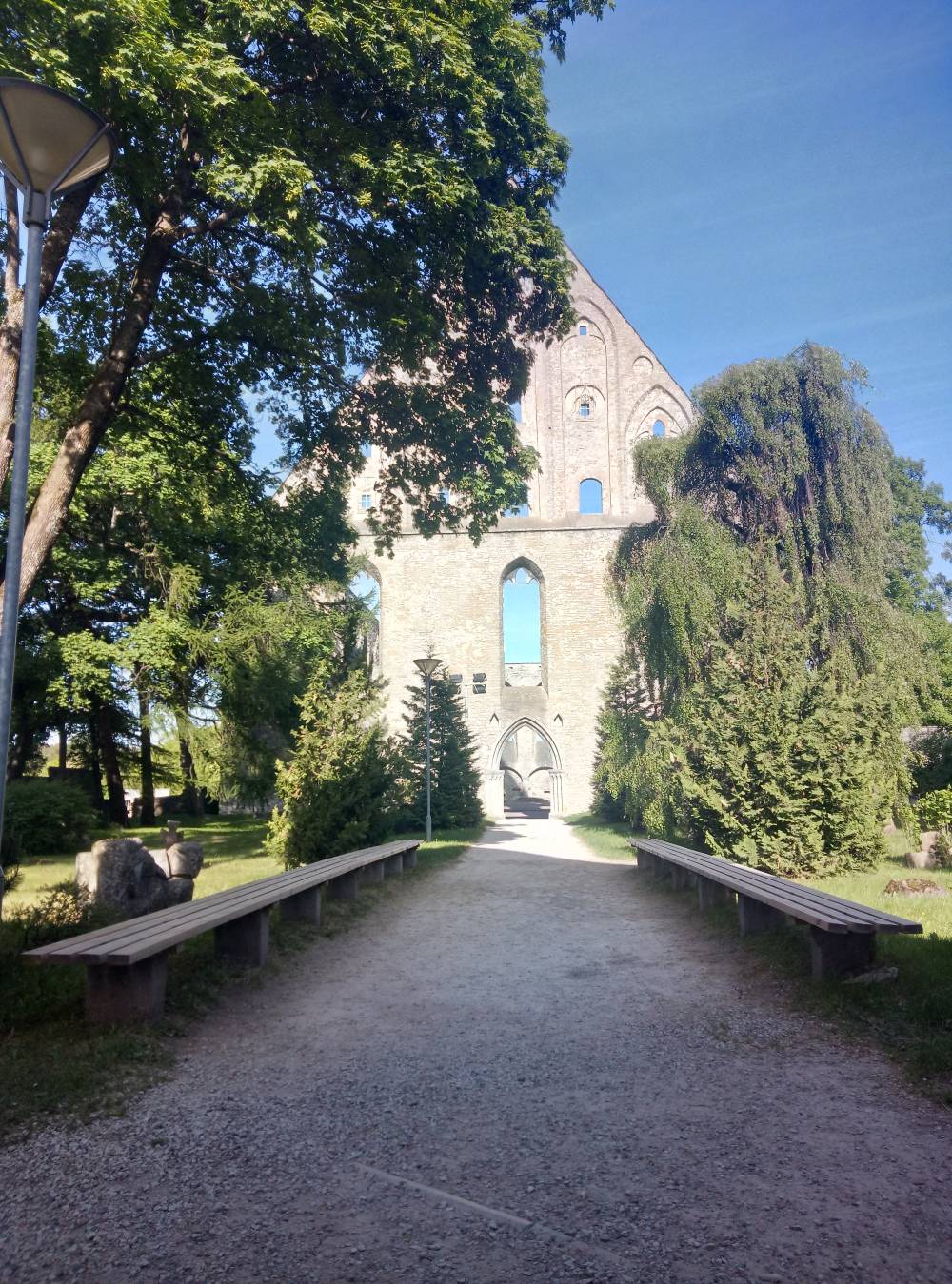 За крепостной стеной