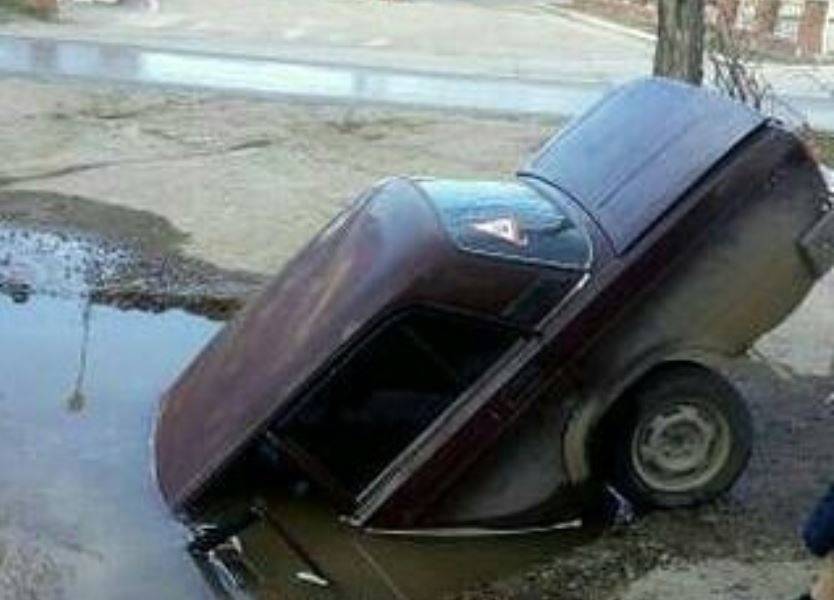 «Водитель по пояс в воде»: в Перми в яму с водой провалился автомобиль «Жигули»